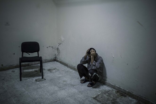 Said Ahmed Hussein (23 ans), prisonnier afghan, reste muré dans le silence dans la prison de Jibha al-Shamiya située à l’est d’A © Emin Ozmen / Le Journal / Sipa Said Ahmed Hussein (23 ans), prisonnier afghan, reste muré dans le silence dans la prison de Jibha al-Shamiya située à l’est d’A © Emin Ozmen / Le Journal / Sipa